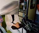 東武野田線の車内にて。車椅子はポールに縛り付けてある