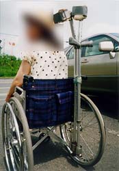 JTさんの車椅子にはクラッチが縛れるようになっている