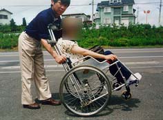 悪路の昇り道を進む時にはクラッチを胸に当て、体全体で押すととても楽だった