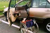 トヨタハリアーの脇に車椅子を置いて乗り込む