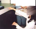 申し込み用紙記入カウンターはとても背が高い