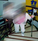 JTさん階段を昇る