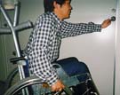 車椅子を使って扉を押して入る