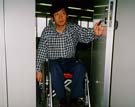 車椅子を使って扉を押して入る