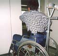 車椅子を使って扉を引いて入る