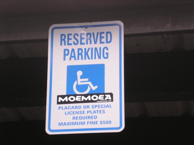 RESERVD PARKING 許可なく駐車すると最高$500の罰金と書いてある