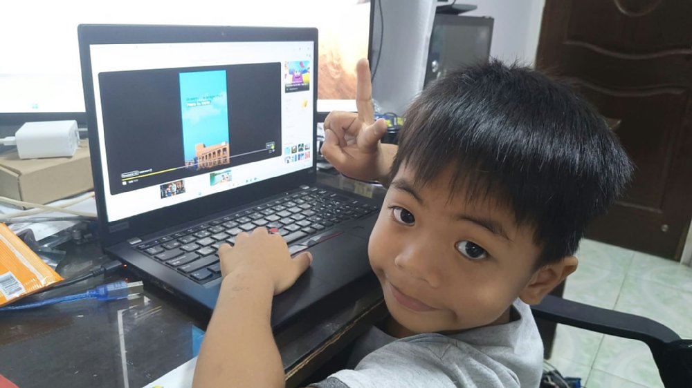 ラップトップPCでゲームをするZion