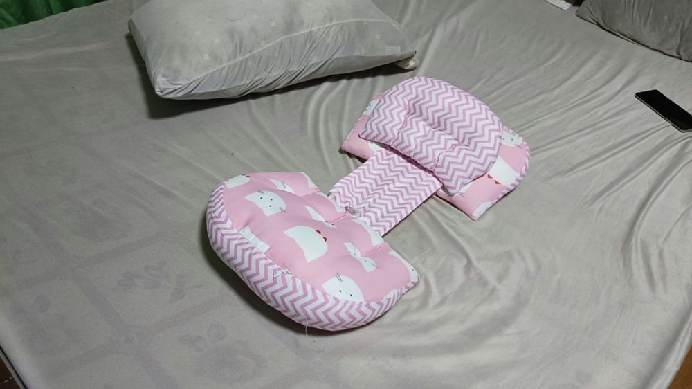 届いたピンク色の妊婦用枕